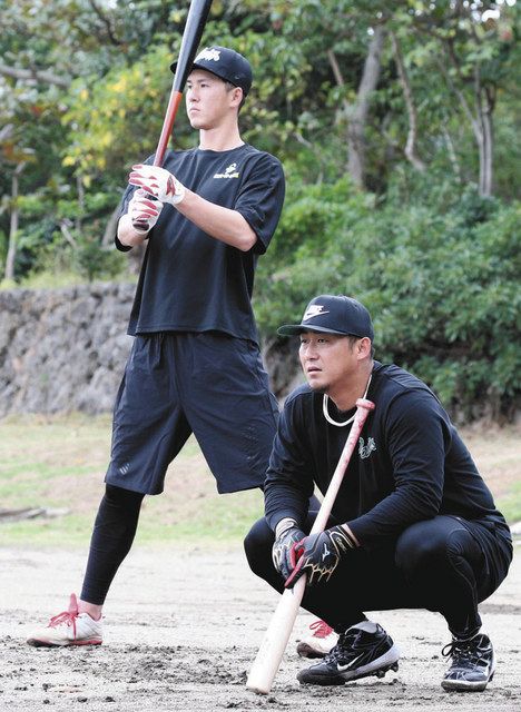 巨人中田（右）とハードトレーニングに取り組んだ秋広＝１月１３日、沖縄・石垣島で（球団提供）