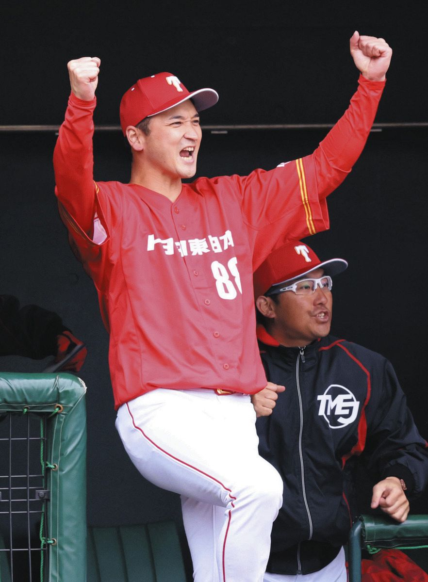 茨城トヨペットに勝利し、ベンチでガッツポーズするトヨタ自動車東日本の大谷龍太監督（左）