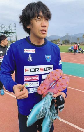 横浜fc 中村俊輔 はお手製の 薄底スパイク で24年目のシーズンへ ホームセンターで工具を買ってきて 自分でグイーンって 中日スポーツ 東京中日スポーツ