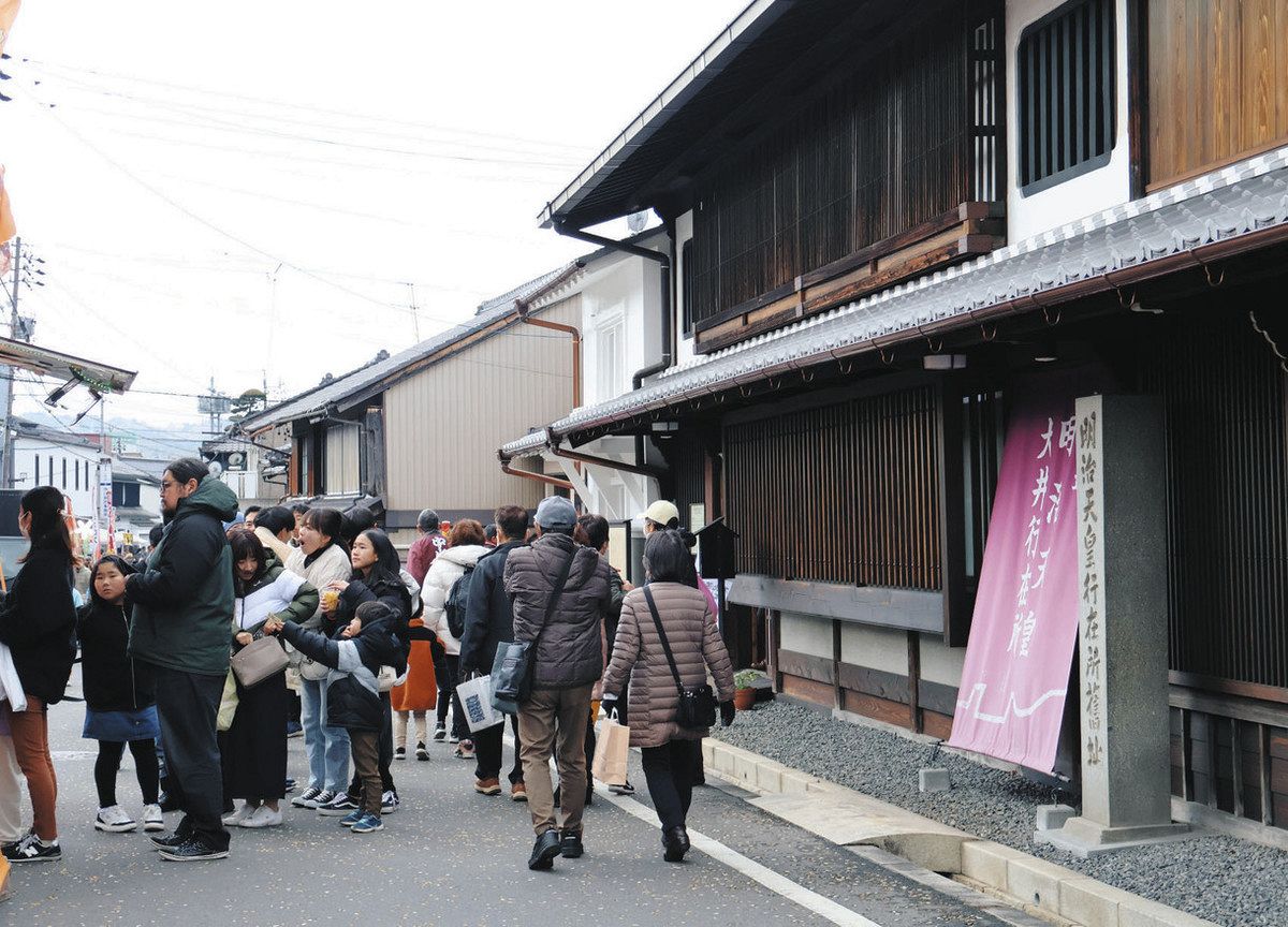 多くの人でにぎわう中山道明治天皇大井行在所周辺＝恵那市大井町で
