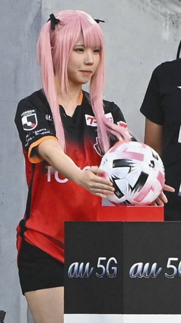 えなこ 勝利の女神になりたい ピンク髪にユニホーム姿で 勝ちましょう J1名古屋 神戸戦 中日スポーツ 東京中日スポーツ