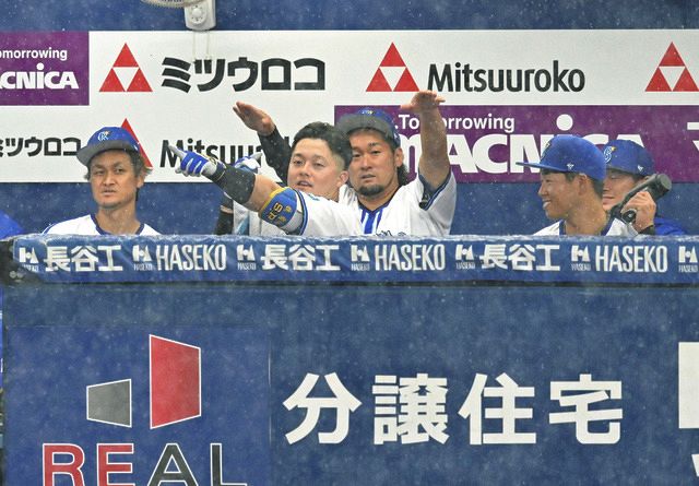 ◇中日ベンチにジェスチャーする牧らDeNAナイン【写真】：中日スポーツ・東京中日スポーツ