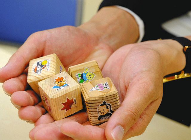 各市町村ごとに絵柄が異なる木製のサイコロ＝伊那市中央の伊那商工会議所で