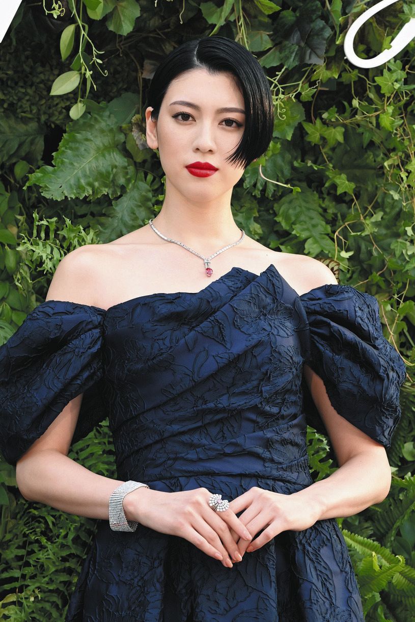 総額6億2694万5000円！三吉彩花が高級ジュエリー身にまとい笑顔「背筋