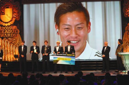 最優秀選手賞を受賞し韓国から中継で笑顔を見せる横浜Mの仲川