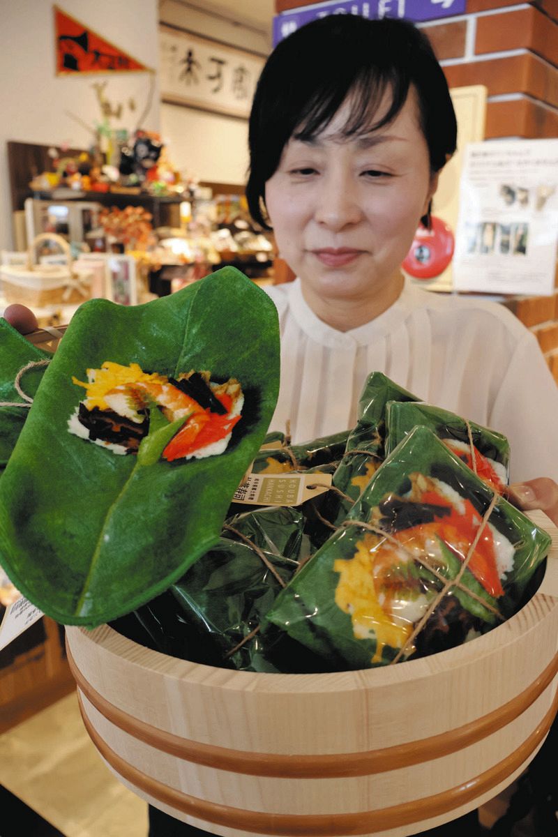 「本物そっくり」と評判の朴葉寿司ハンカチ＝恵那市明智町の大正村浪漫亭で