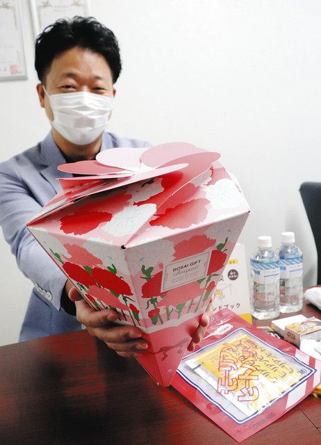 防災グッズを花束のように 母の日に四日市のメーカー販売：中日新聞Web