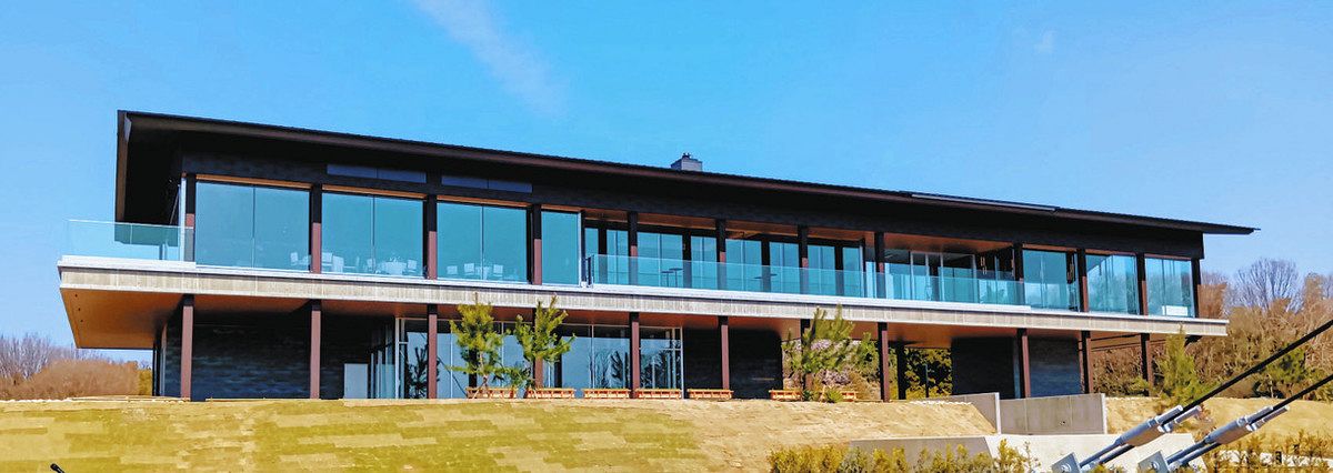 立山連峰を眺める新しいゲストハウスの魅力