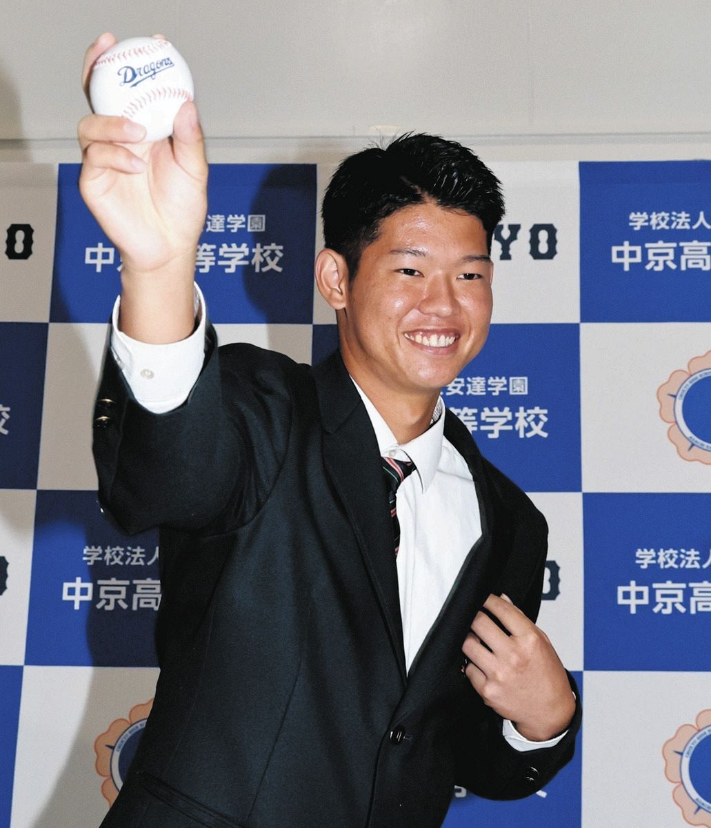 中日から4位指名され笑顔を見せる中京高の鈴木悠悟
