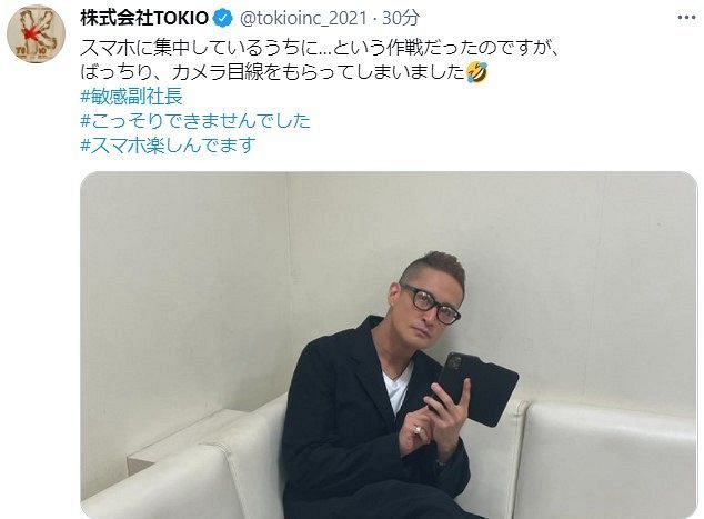 写真】ついにスマホを使いこなす敏腕副社長・松岡：中日スポーツ・東京