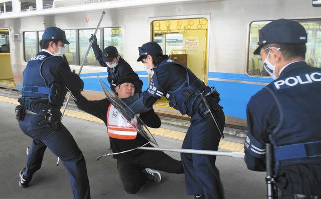 富山】列車内 凶悪事件に備え あいの風鉄道、高岡駅で訓練：北陸中日新聞Web