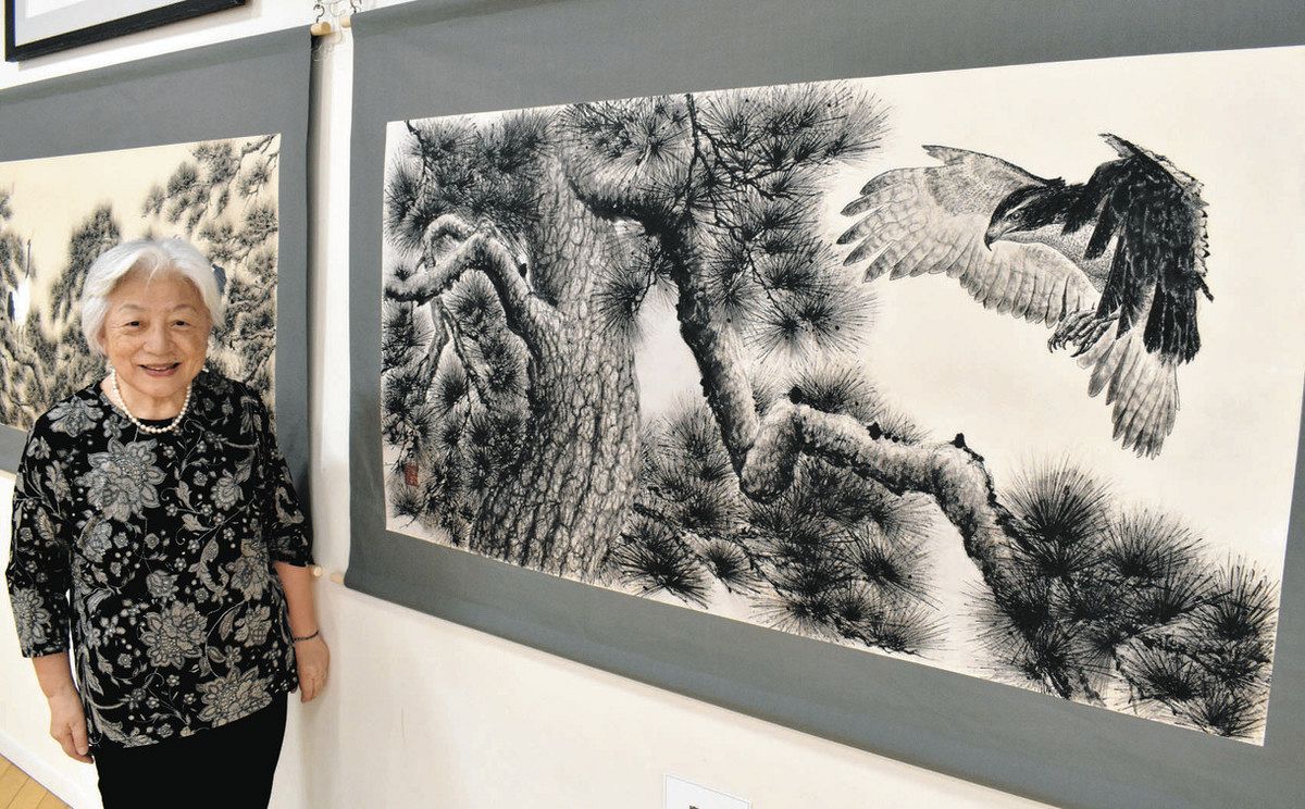 松のおばさん”85歳で初個展 東郷の高嶋さん31日まで「墨絵の世界」：中