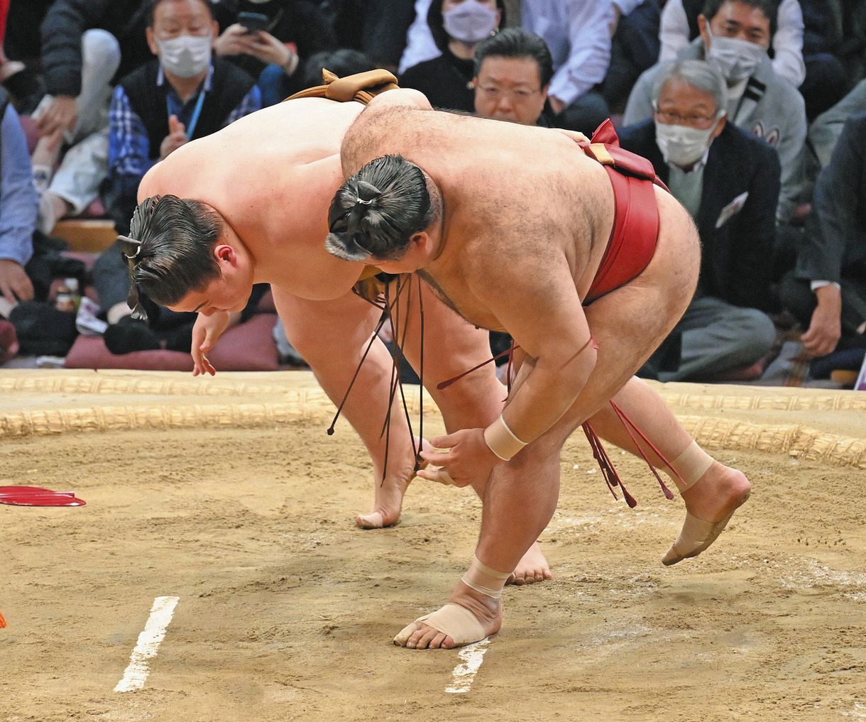 高安（右）が上手投げで王鵬を破る