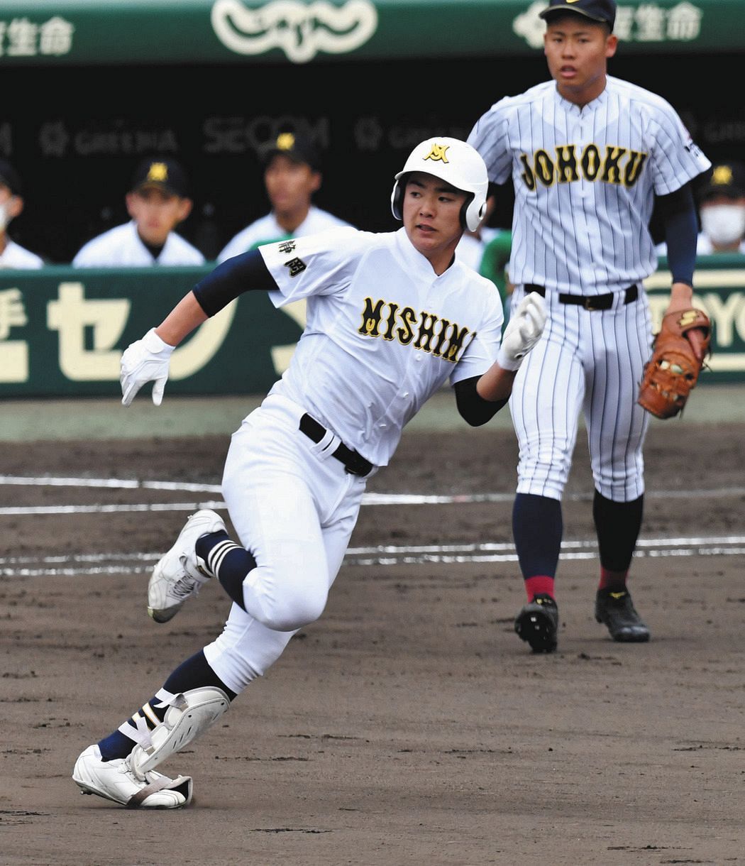 鳥取城北―三島南　６回裏三島南１死、右越え三塁打を放ち、一塁を回る前田