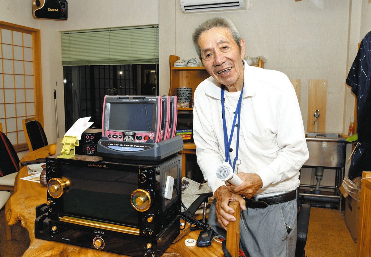 パーキンソン病と闘いながらカラオケ喫茶を開業した堀部さん＝北方町加茂のカラオケ屋㐂松で