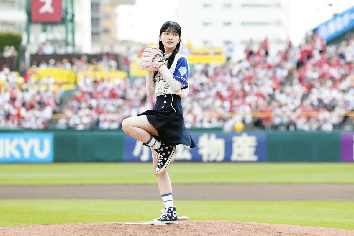 ◇久保史緒里、ミニスカから美脚チラリ…楽天戦で始球式【写真】：中日