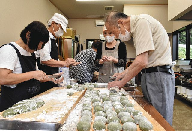 斎藤さん（右）からくさ餅の作り方を学ぶ従業員ら＝多気町のまめやで 