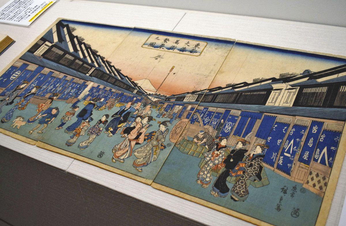 伊勢商人が軒を連ねる江戸の町を描いた歌川広重の「東都大伝馬街繁栄之図」＝津市垂水の石水博物館で
