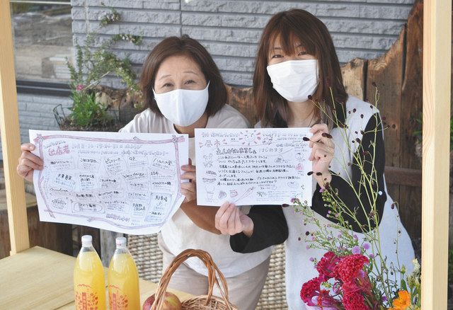えんがわまるしぇをＰＲする信州フューチャーセンターの小山さん（左）ら＝辰野町辰野で 