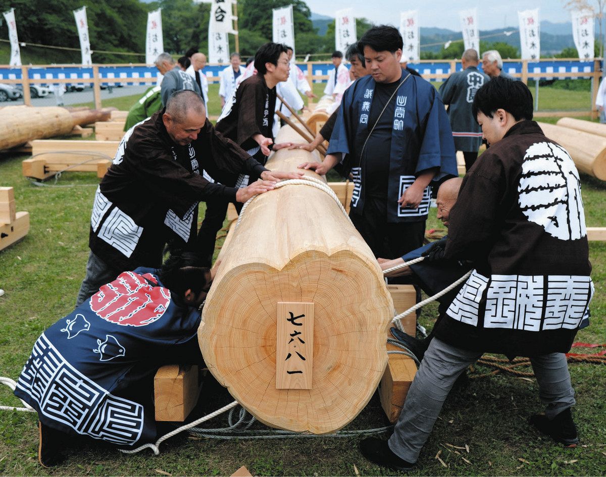 お木曳行事幕開け前に用材引き渡し式 伊勢・宮川河川敷：中日新聞Web
