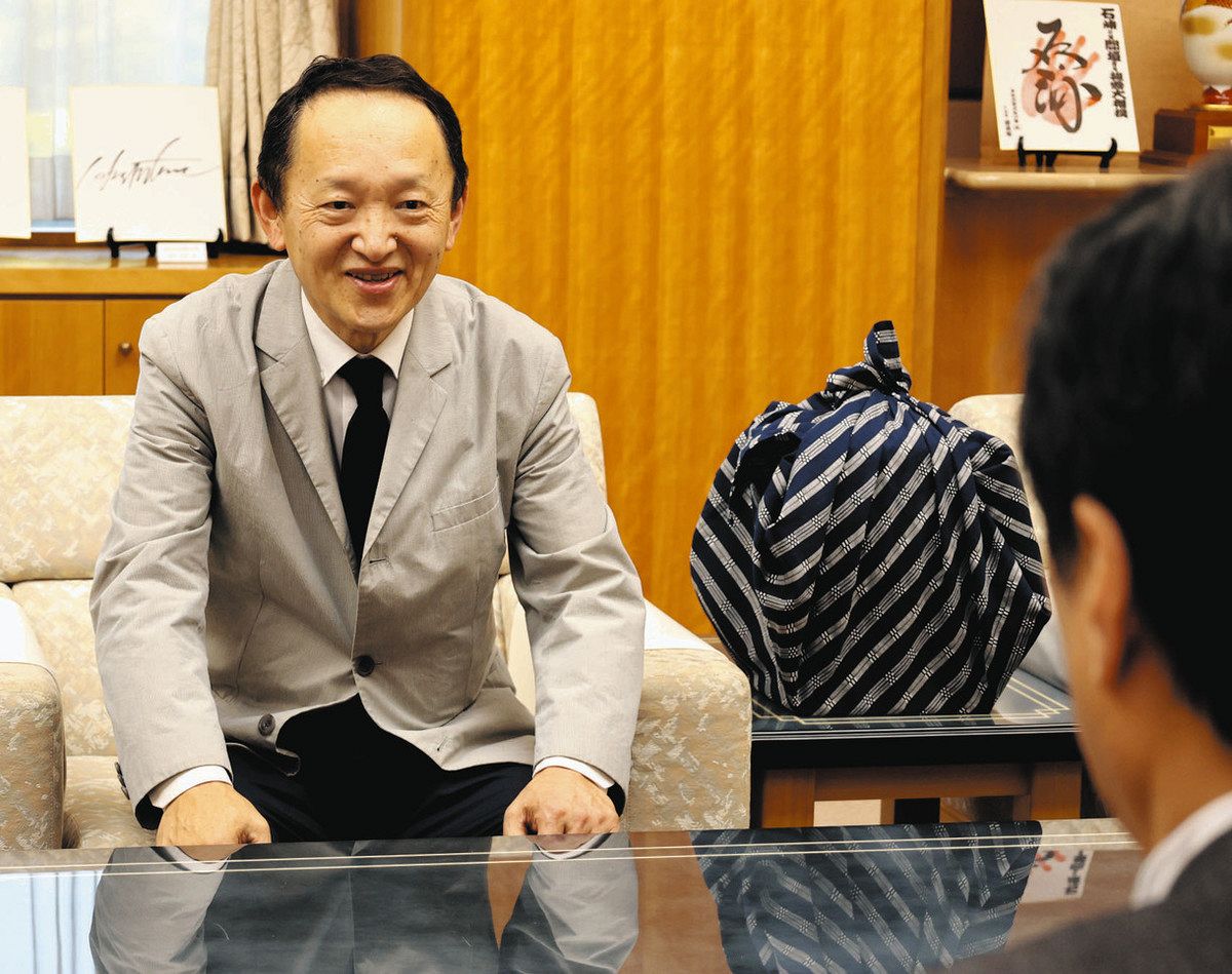 九谷焼作家・武腰さん 芸術院賞受賞 喜び語る 能美市役所を訪問