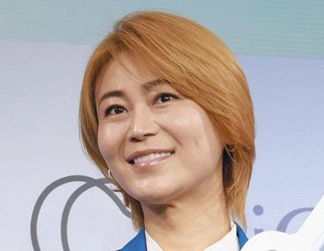 「後ろ姿が素敵すぎて見惚れちゃう」氷川きよし、黒のホルター ...