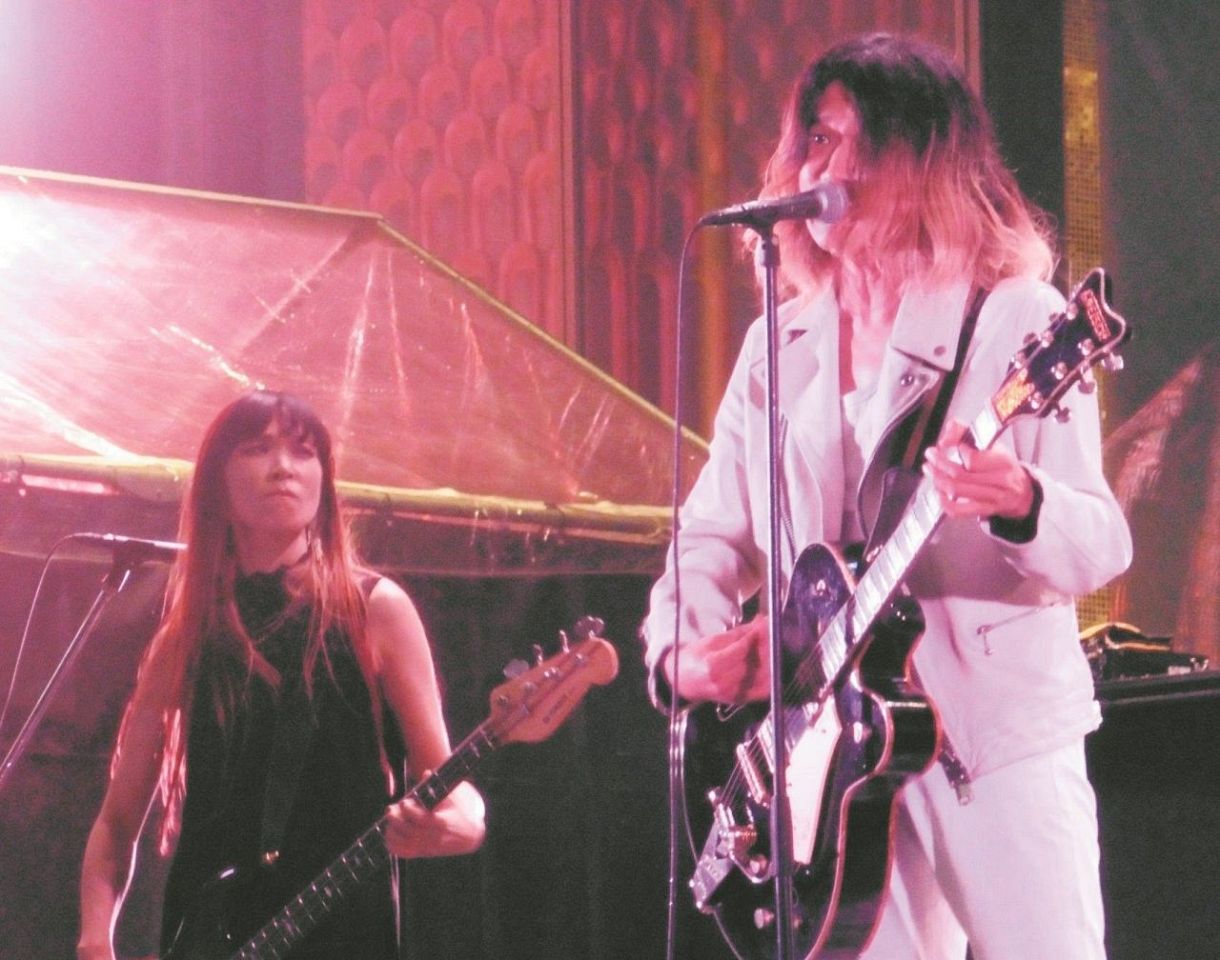 実力派ロックバンド「a flood of circle」が雨中のフリーライブで熱い