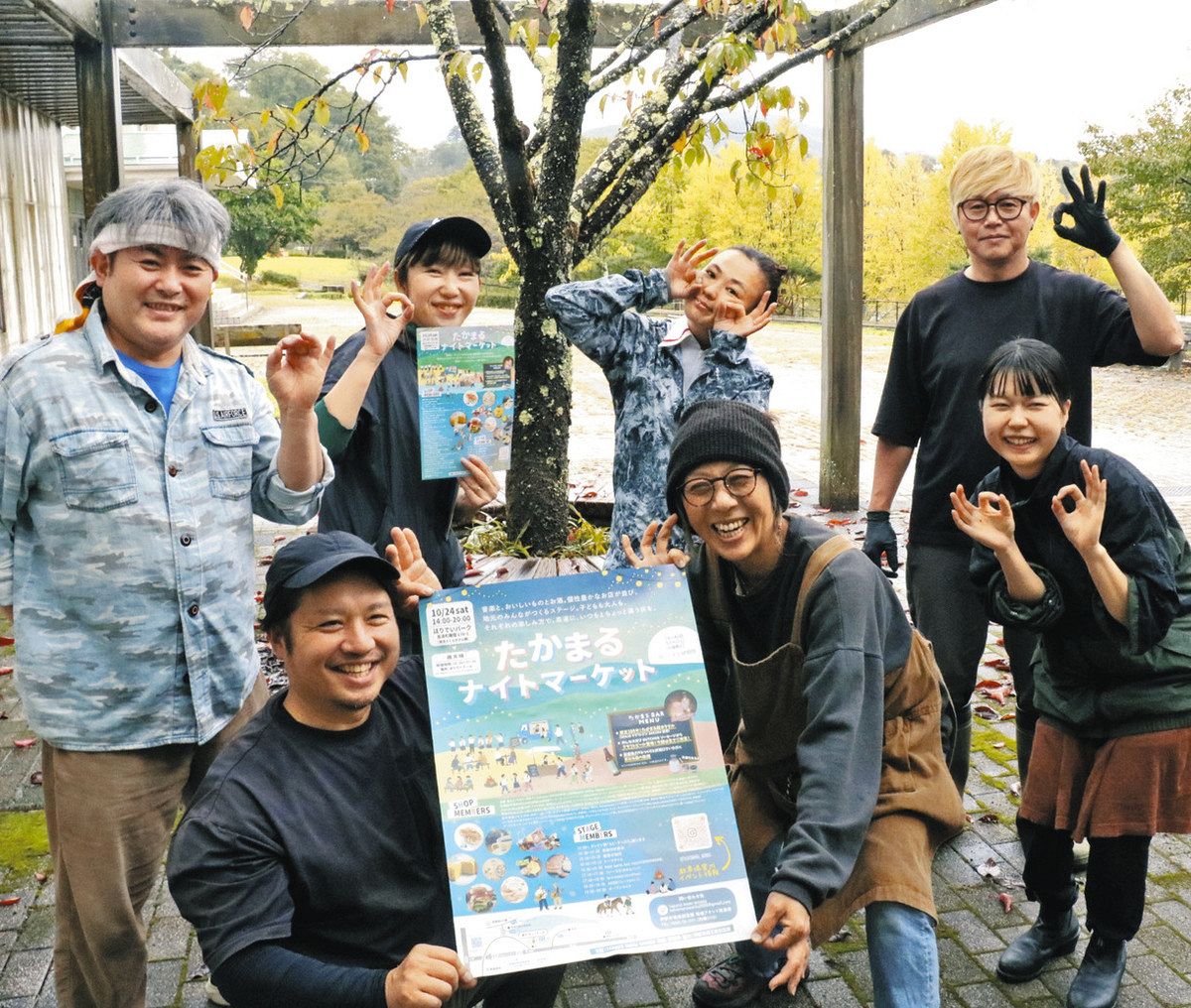 ナイトマーケットへの来場を呼びかける「TAKATO MARU WORKS」のメンバー＝伊那市高遠町勝間のほりでいパークで