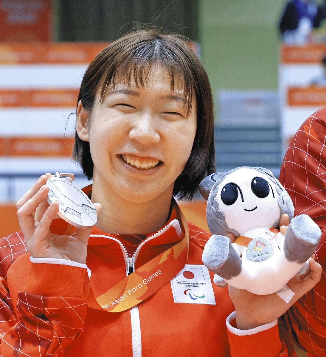 銀メダルを手にする神谷選手＝豊橋市総合体育館で
