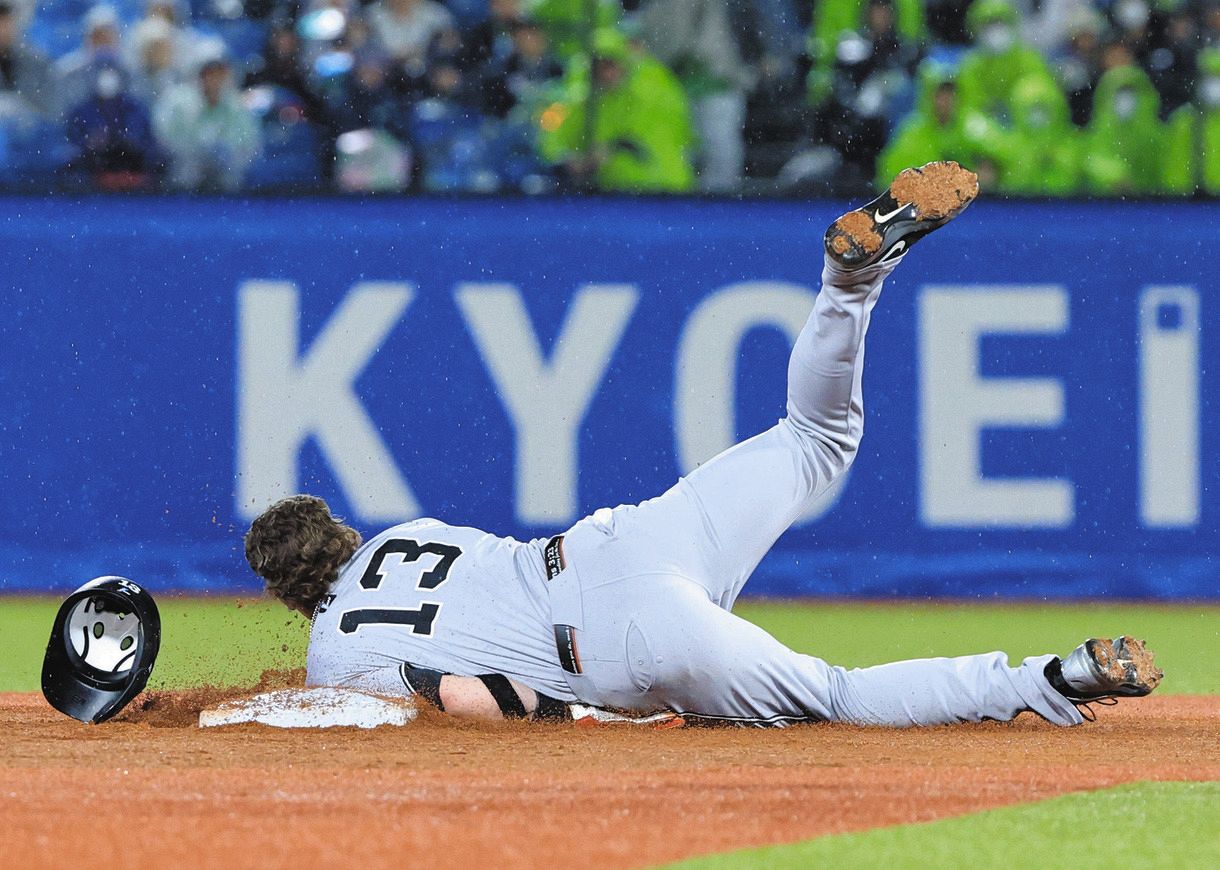 巨人・キャベッジ、清原和博さんも「初めて見た」”珍プレー”で守備妨害