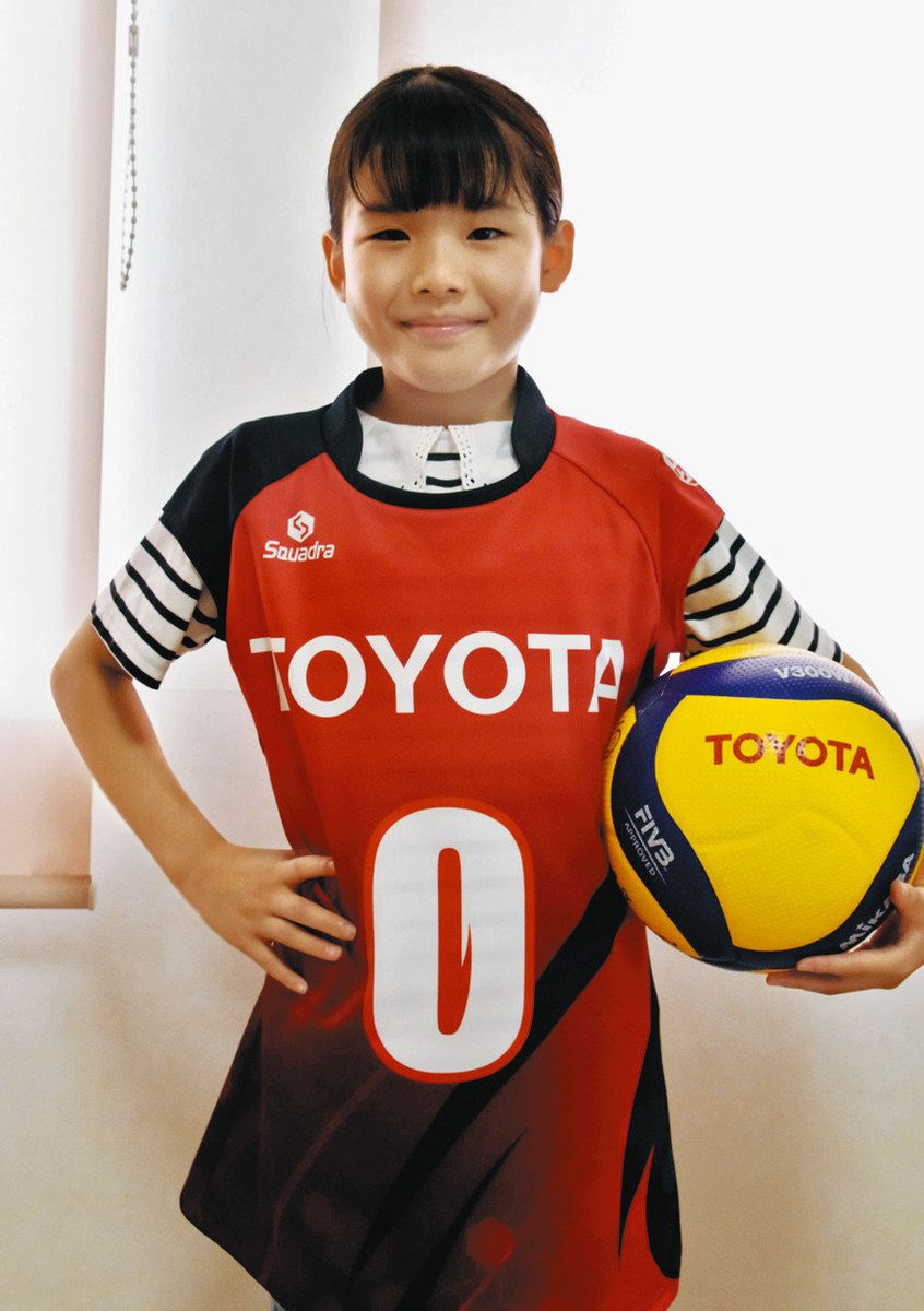 情熱の炎まとう新ユニホーム トヨタ女子バレー部、地元小学生の