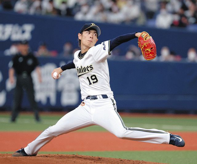 山岡泰輔 痛烈ゴロ直撃も続投の山岡泰輔 4回2安打無失点で降板、CS初登板初先発