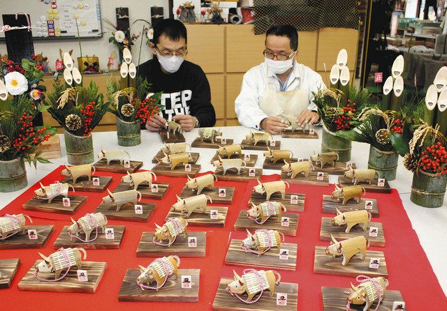 竹で手作り 丑 の置物 氷見の障害者就労施設 来年の正月飾り 北陸中日新聞web