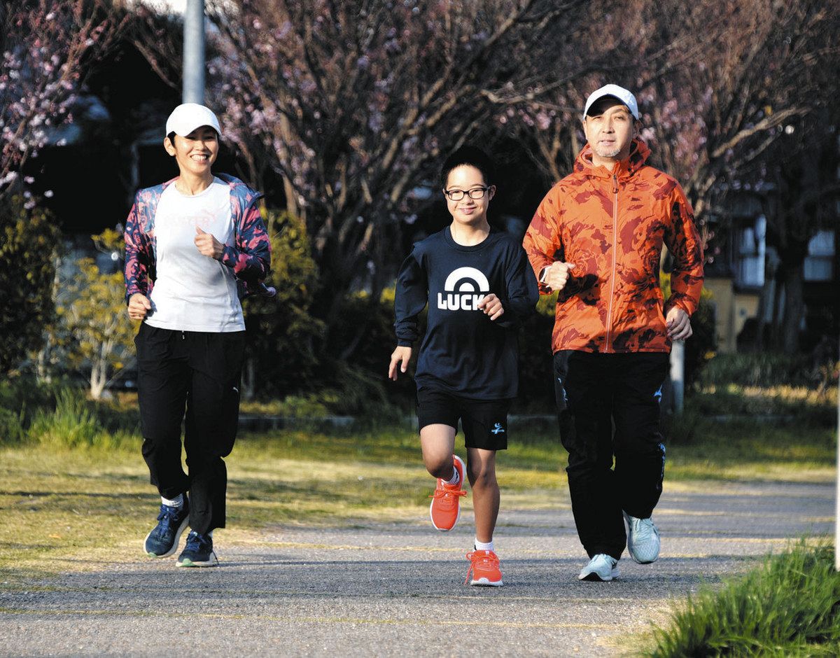 土岐川沿いの道を走る（左から）敬子さんと大知さん、孝夫さん＝多治見市宮前町で
