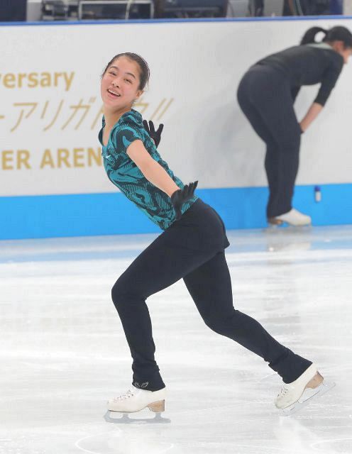 【写真】前日練習する横井ゆは菜と山下真瑚：中日スポーツ ...
