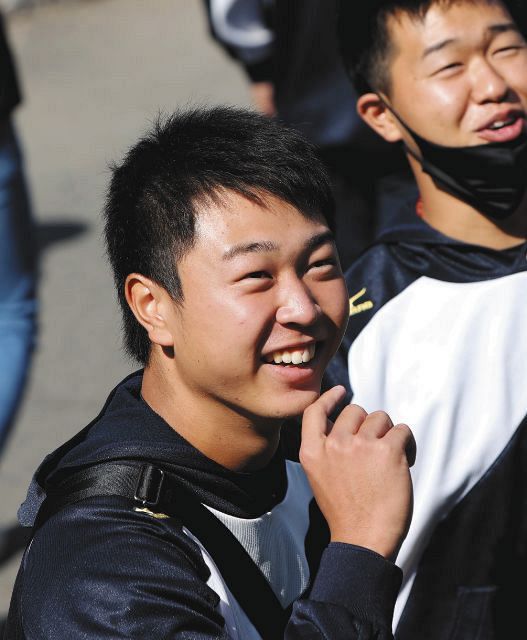 秋季東海地区高校野球大会へ出場した後輩たちの応援に駆けつけ、笑顔を見せる中京大中京の高橋宏斗