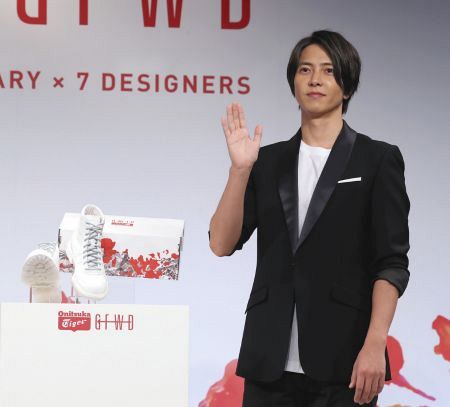 山下智久「嵐に1人ずつお渡ししたい」…白いコラボシューズの贈り先に