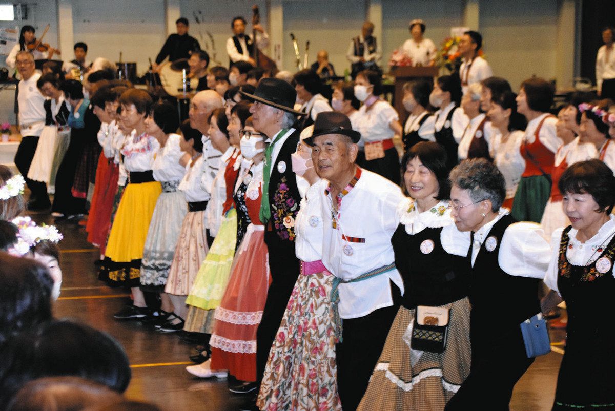 さあ輪になって踊ろう 羽島市で岐阜県フォークダンス連盟70周年記念祭