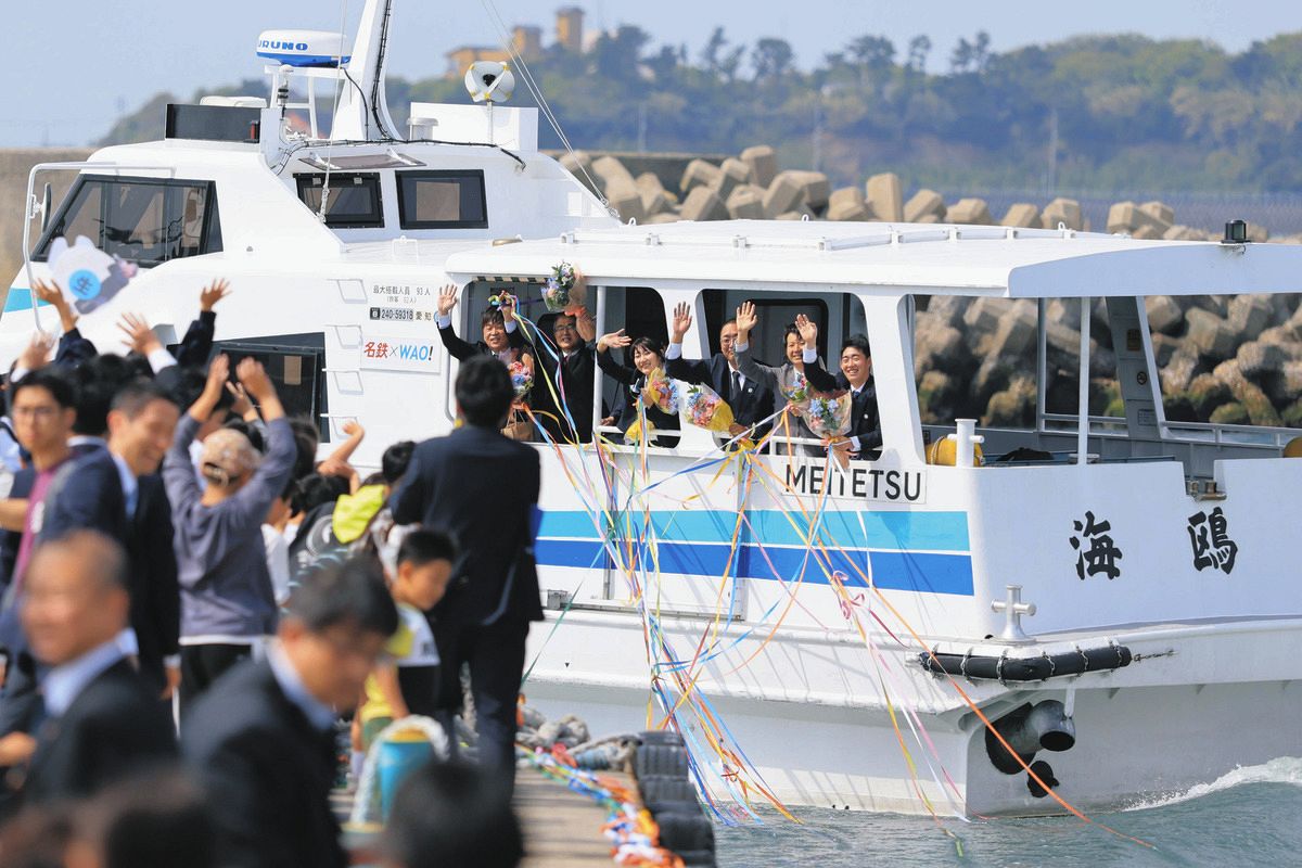 離任した教員を乗せた船は篠島港を出港する。教員と生徒をつないだ紙テープが別れの時を彩る