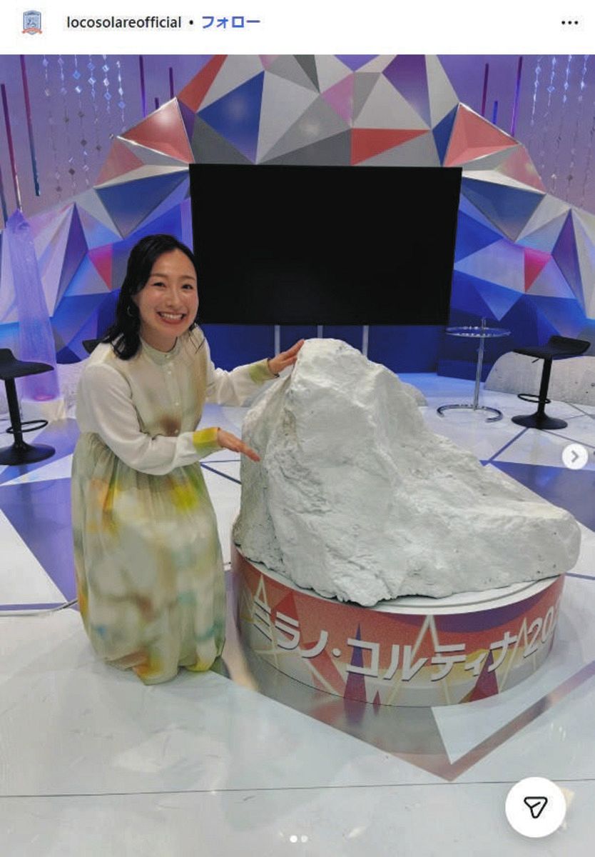 ◇白い衣装をまとい、NHKのスタジオでポーズを取る藤沢五月【実際の
