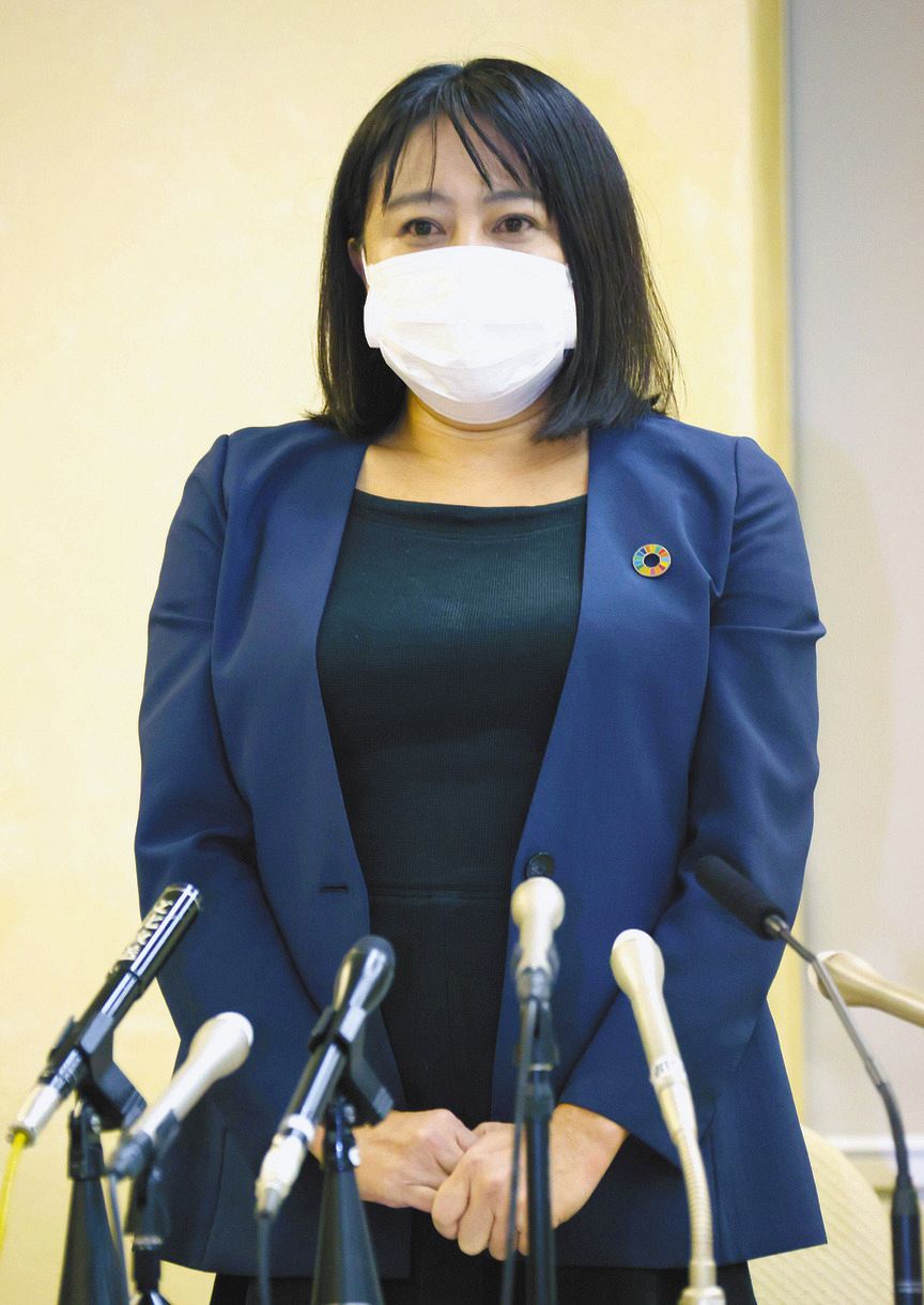 無免許運転による人身事故を巡る記者会見で、謝罪する木下富美子都議