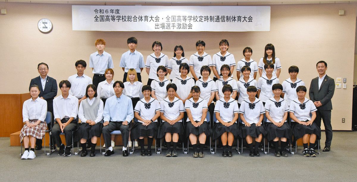 激励を受けた選手ら＝多治見市役所で