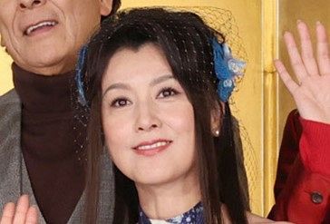 あ～憧れの完璧スタイル』藤原紀香、スリットからのぞく「美脚立ち