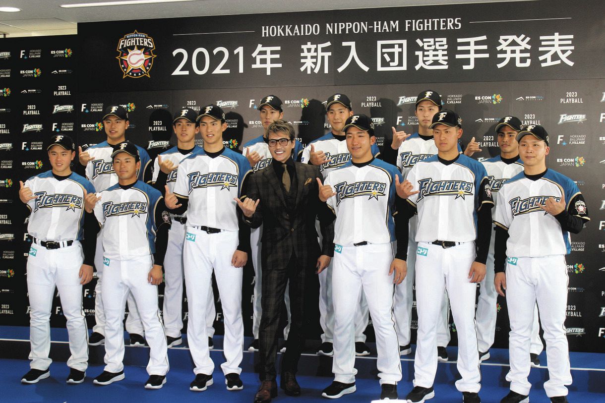 新庄剛志監督（前列中央）とともにビッグボスポーズを見せるドラフト1位指名の達（前列左から3人目）ら日本ハムの新入団選手