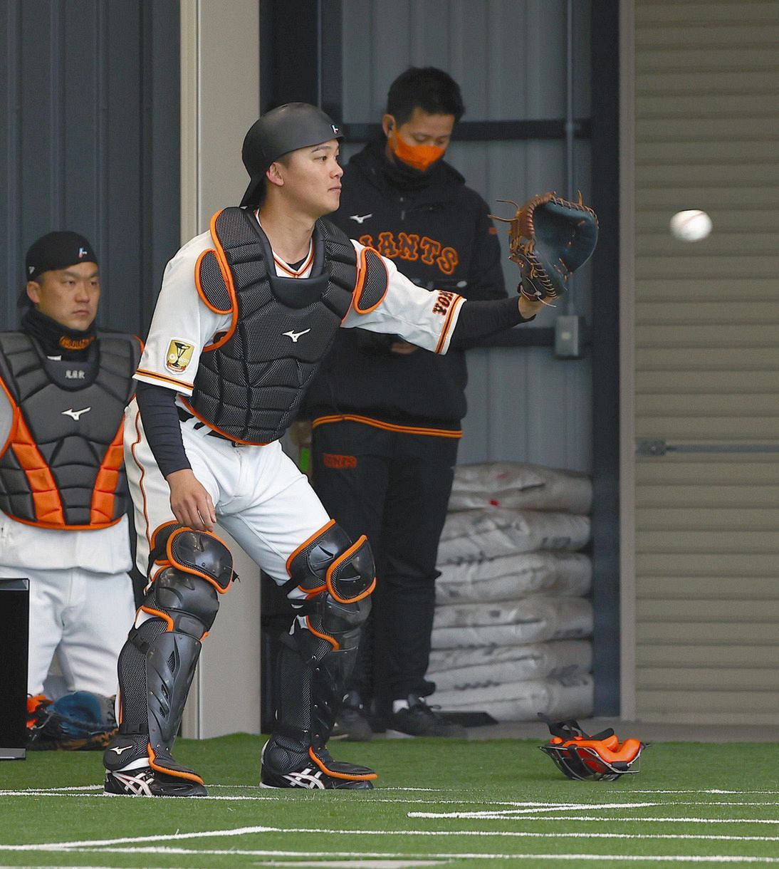 巨人 外野手の石川が捕手練習 原監督は 困った時に一人いてくれると 投げた戸郷は ありだなと思う 中日スポーツ 東京中日スポーツ