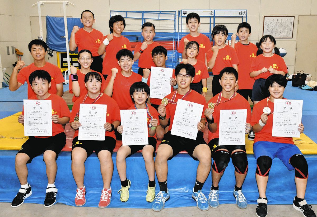 全国大会で躍進した岐阜トレーニングクラブの選手ら＝可児市で
