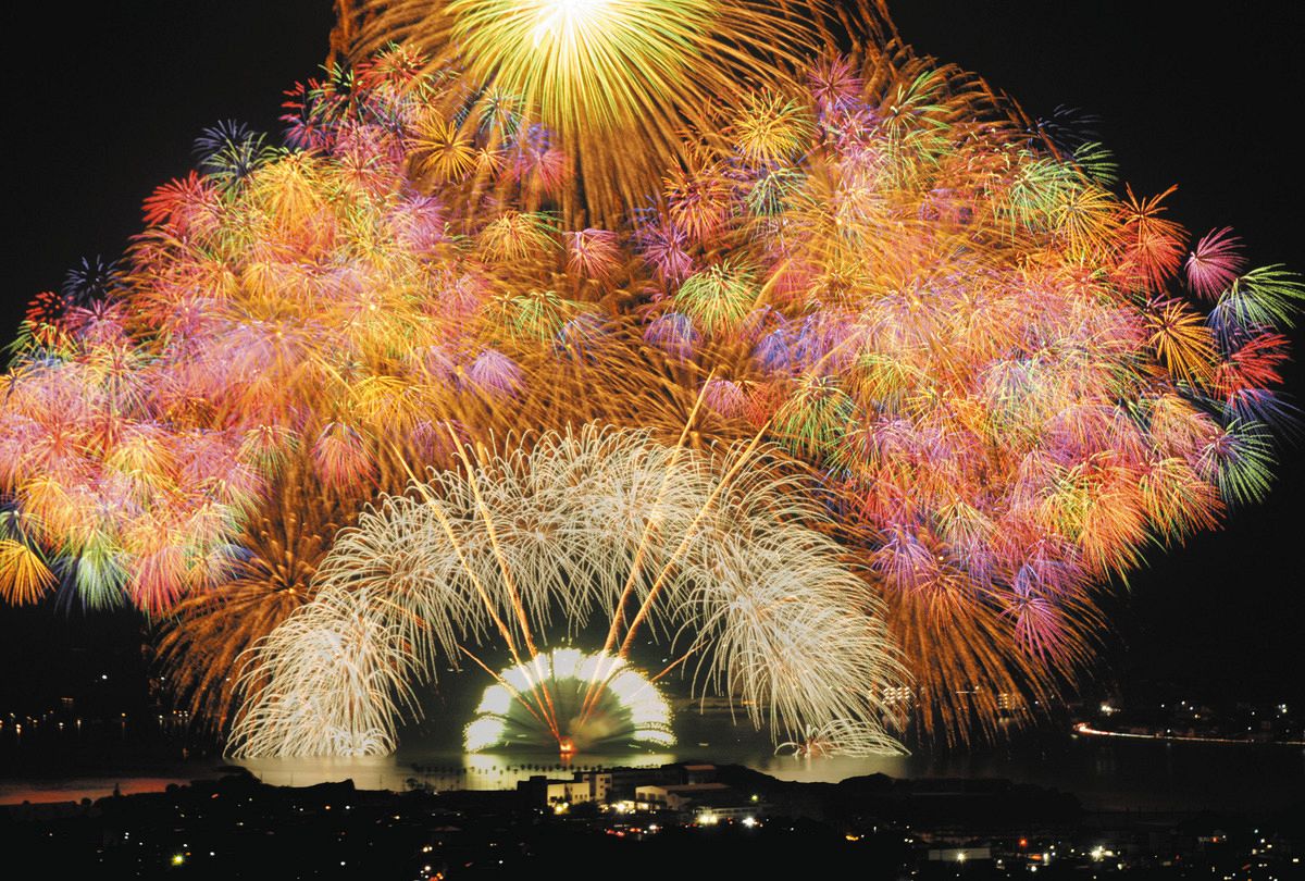 三ケ日花火大会、大輪が夜空と猪鼻湖面彩る：中日新聞しずおかWeb