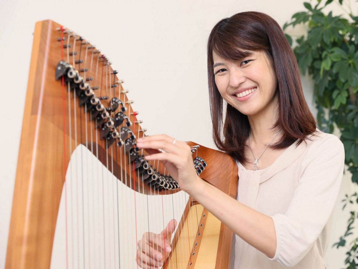 美しすぎるハープの伝道師〟松岡莉子「ケルティックハープと日本の音楽