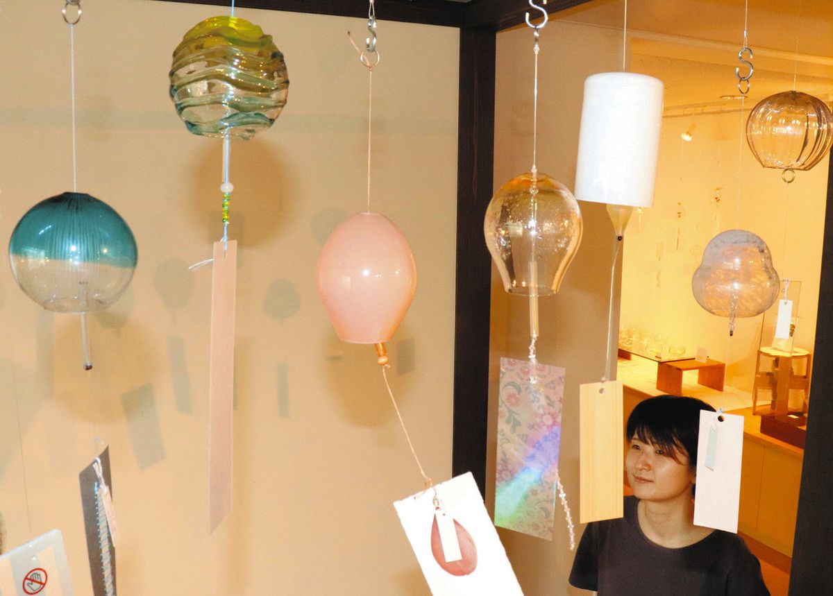 風鈴の音 美しや 影までも 富山ガラス工房作品展 ：北陸中日新聞Web