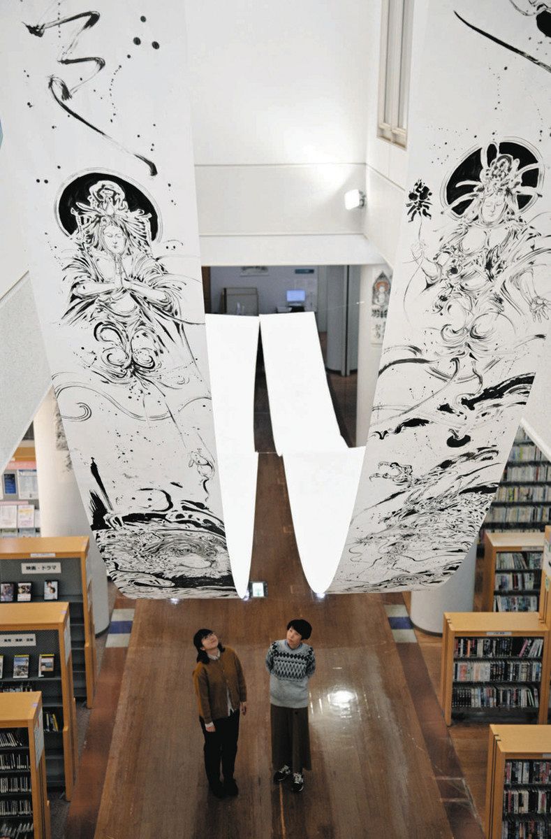 水墨画が図書館をまるっと占拠 津島・観音寺の長谷川副住職の作品展